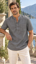 Camicia grigia da uomo con collo alla coreana e maniche corte, sulla terrazza di una villa sul lago