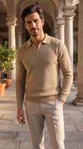Polo in maglia color avena da uomo a maniche lunghe, nel cortile porticato di un palazzo storico